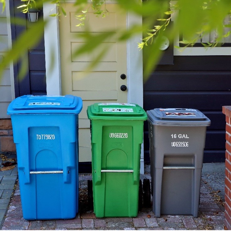 The blue, green, and grey bins outside of a residential home in San Francisco